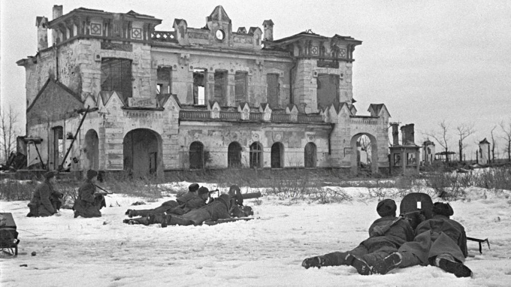 Combate a las afueras de la ciudad durante el invierno