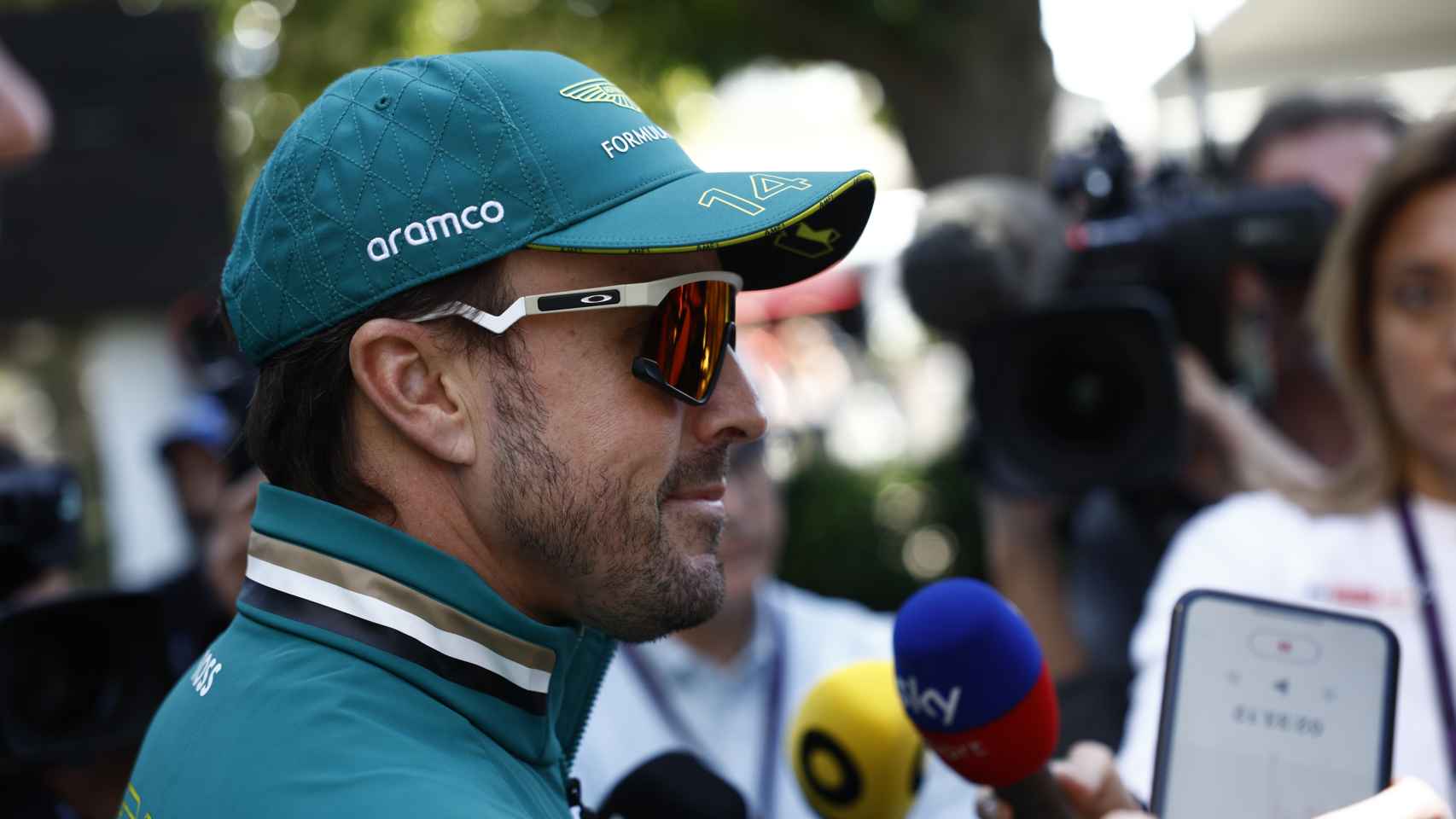 Fernando Alonso atiende a los medios de comunicación en Australia.