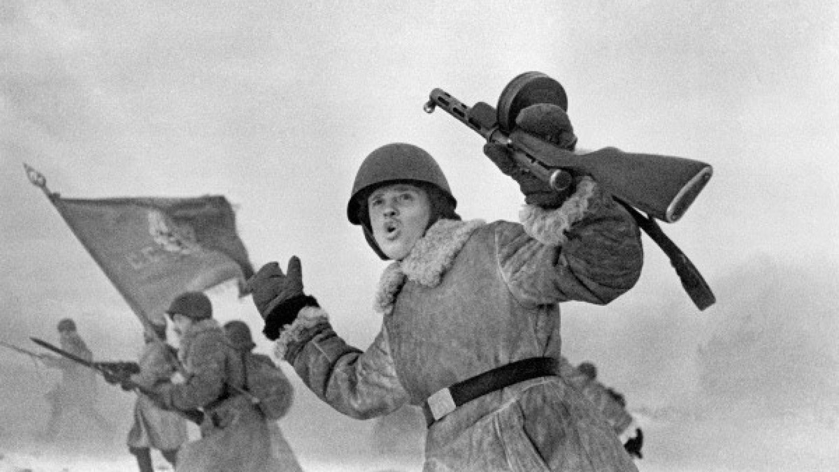 Oficial soviético llamando al asalto en Leningrado