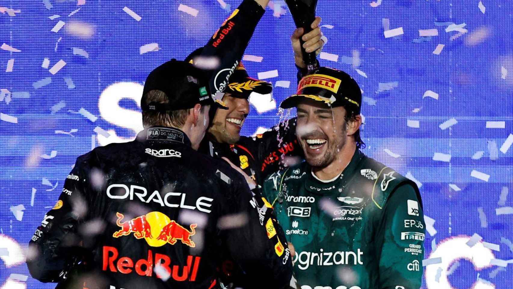 Fernando Alonso, Sergio Pérez y Max Versttapen en el podio del Gran Premio de Arabia Saudí 2023