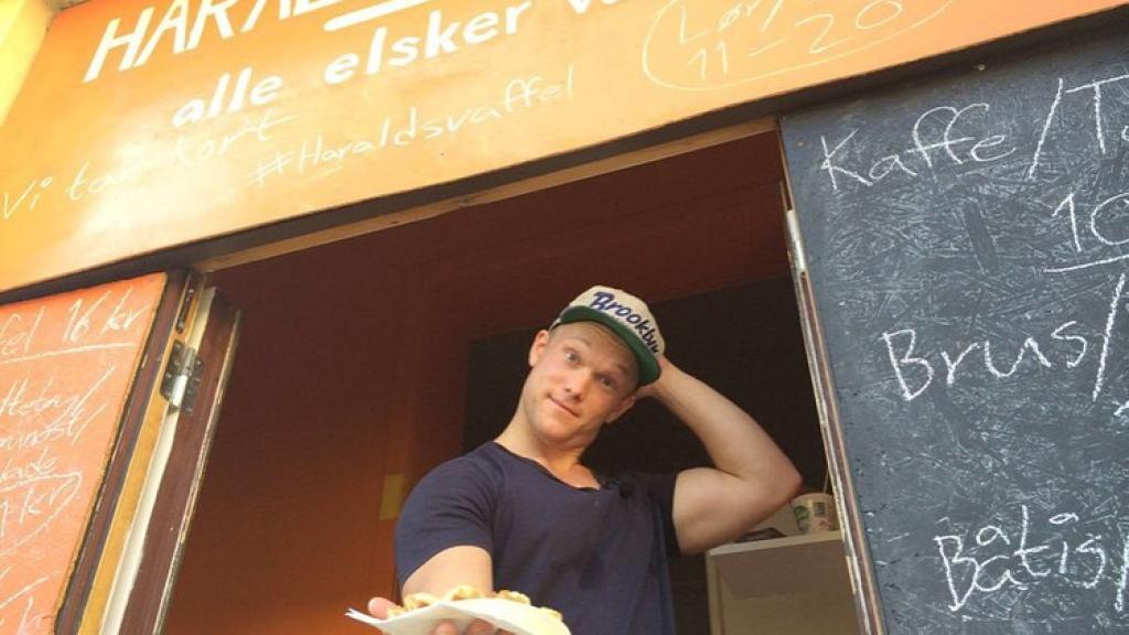 Jonathan vendiendo 'waffles' a través de la ventana de su dormitorio.