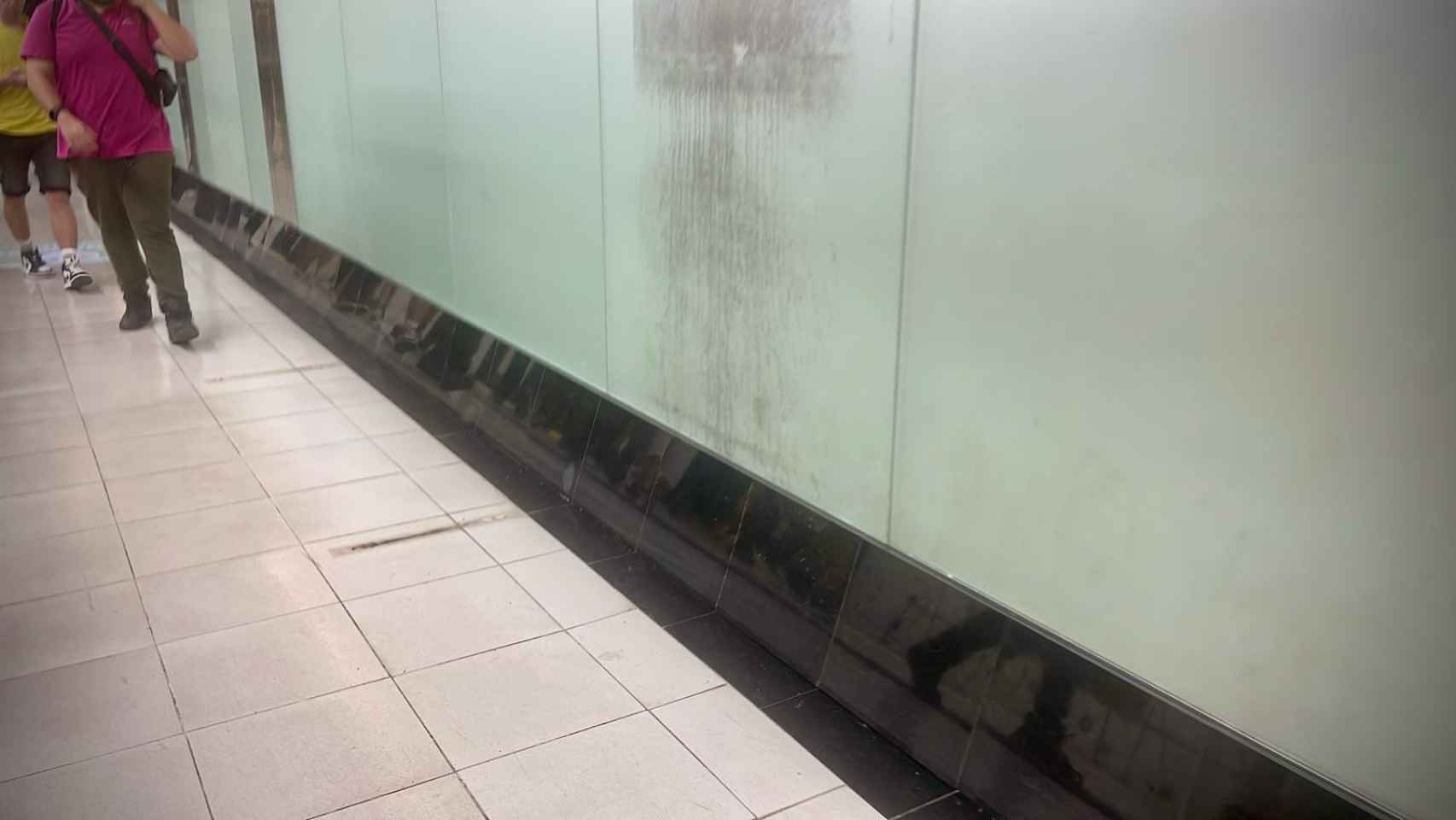 Uno de los puntos de la estación Atarazanas del Metro de Málaga donde ha sido retirado el banco.