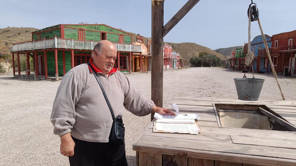 Ramón junto al pozo del poblado.