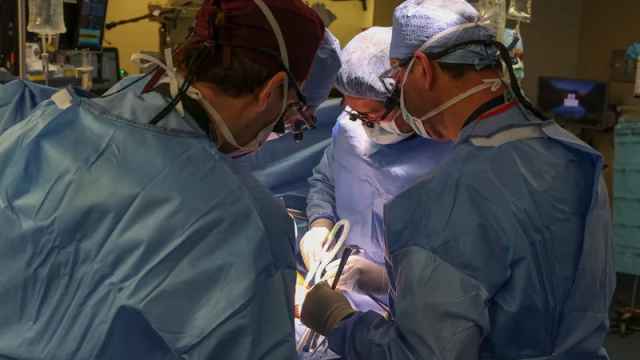 El equipo médico del Hospital General de Massachusetts durante el trasplante.