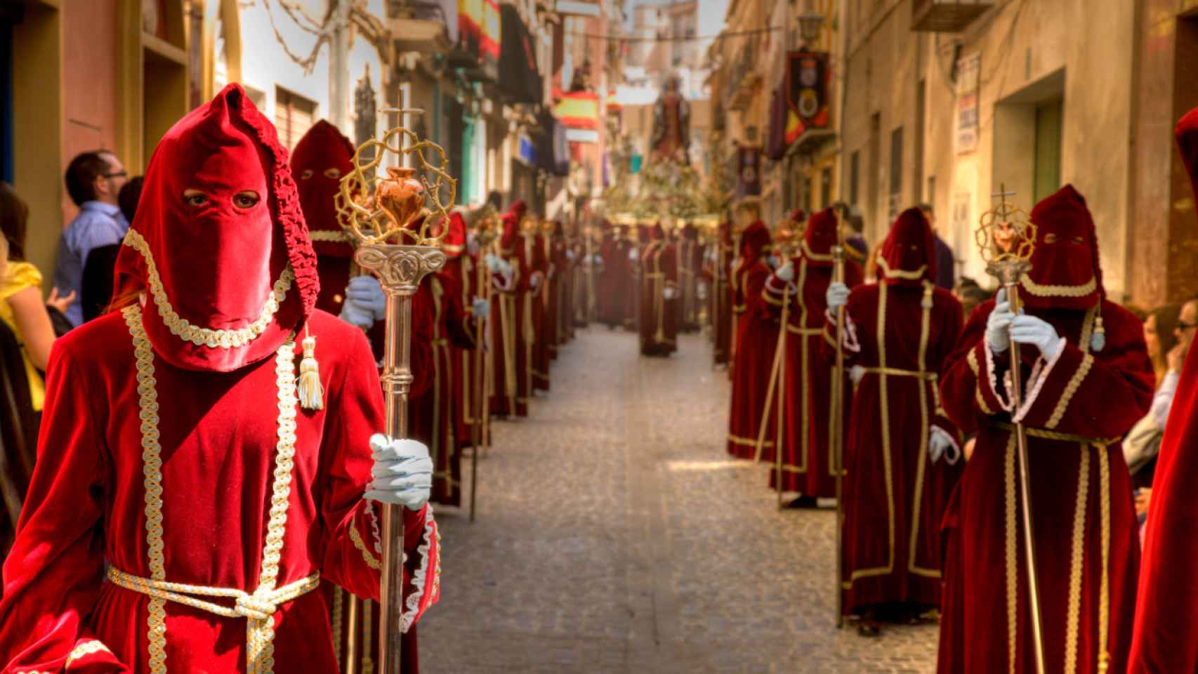 Túnicas peculiares de las procesiones de Semana Santa de Cieza.