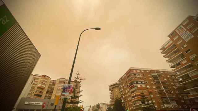 La calima 'ataca' de nuevo a Málaga dos años después de la 'gran ola de barro'.