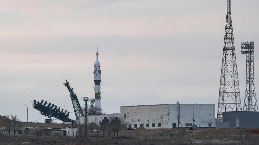 Soyuz MS-25 en la plataforma de lanzamiento.