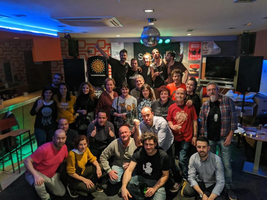 Amigos y familiares de Ángel en el Bar Feliche de Pedrajas de San Esteban