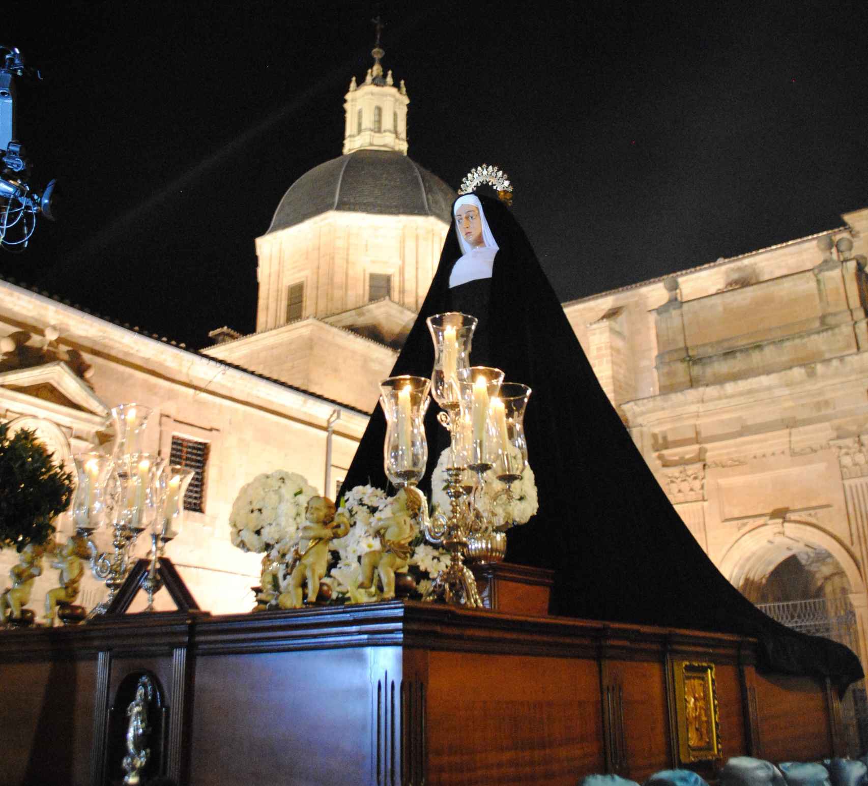 La Virgen de la Amargura, de la Cofradía de la Vera Cruz, en el casco histórico de Salamanca
