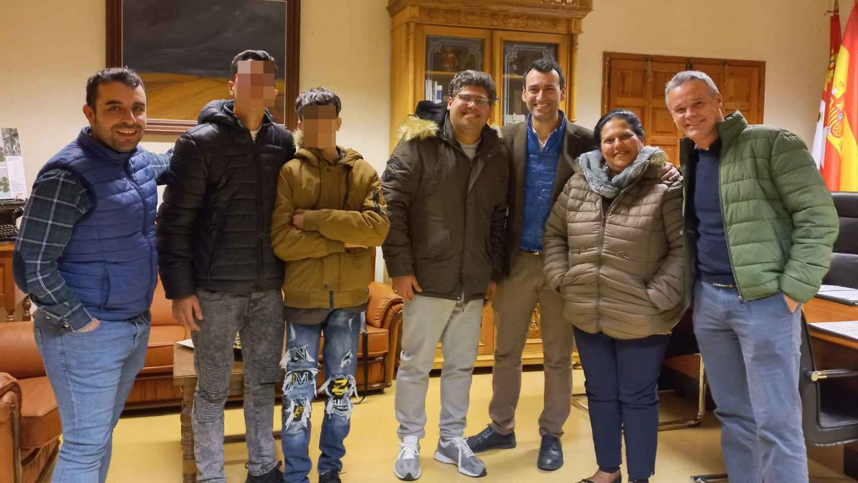 Arai, Dayron, Brayan y Cristian junto al alcalde de Medina de Rioseco, David Esteban; y el concejal de Reto Demográfico, Pablo Rodríguez