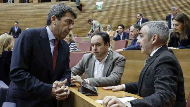 El presidente Mazón con los diputados del PP Barrachina y Pérez Llorca el miércoles en el pleno