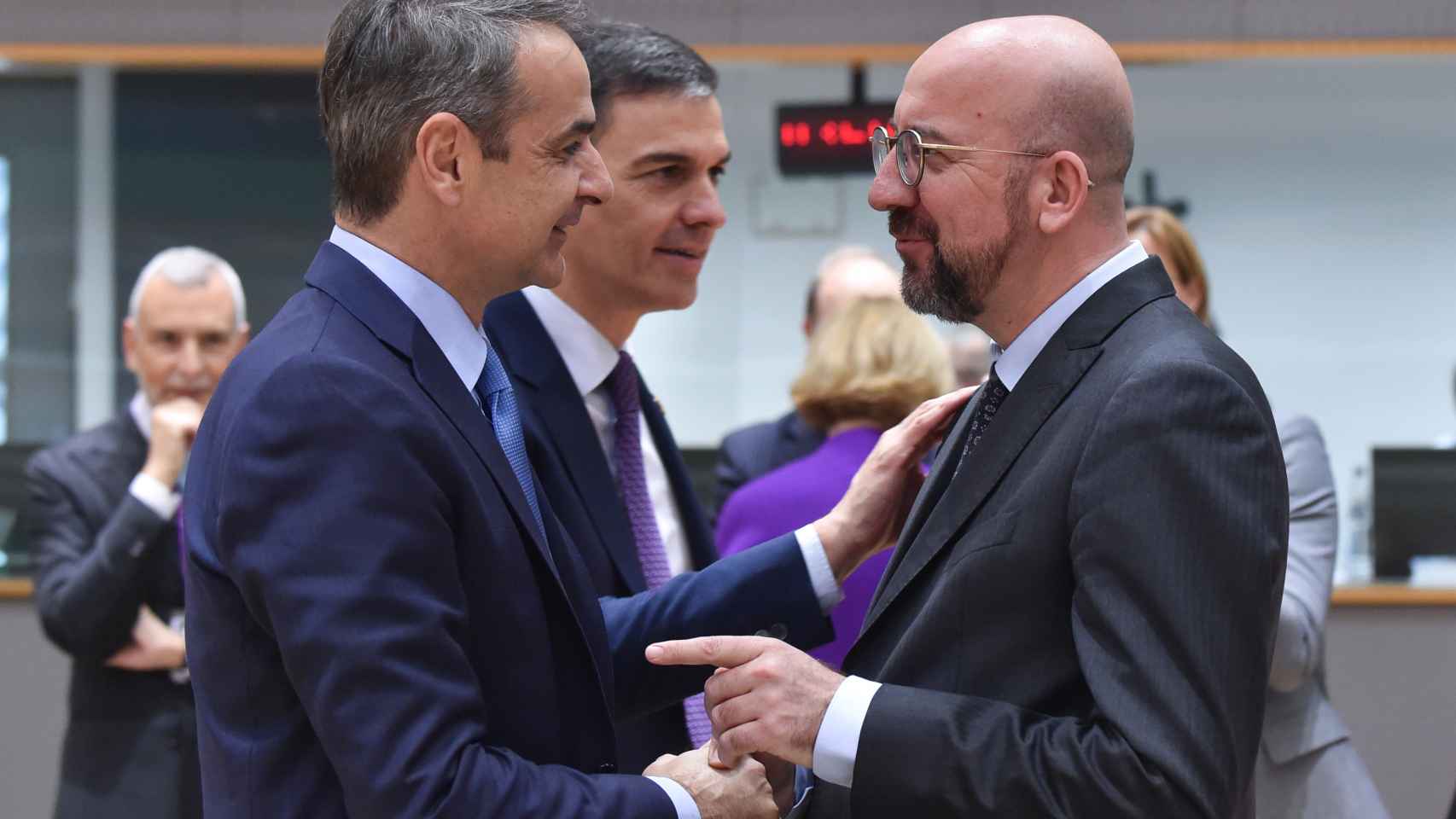 El griego Kyriakos Mitsotakis, Pedro Sánchez y el presidente del Consejo Europeo, Charles Michel, en el Consejo Europeo de este jueves