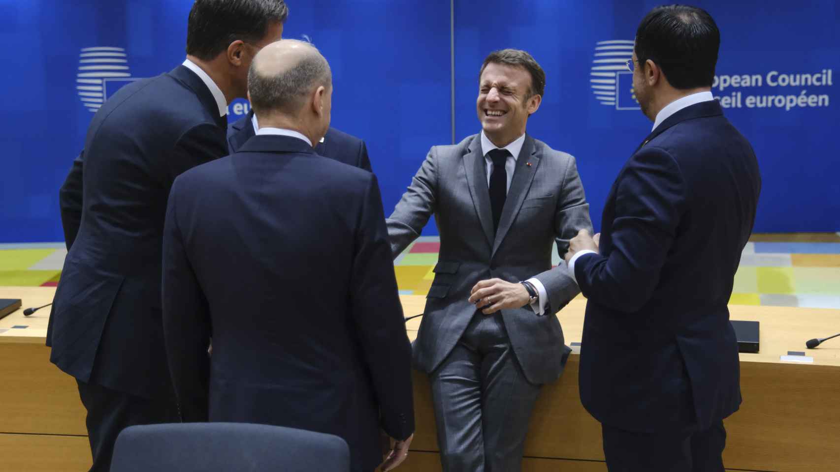 Emmanuel Macron conversa con varios líderes, entre ellos Olaf Scholz, durante el Consejo Europeo