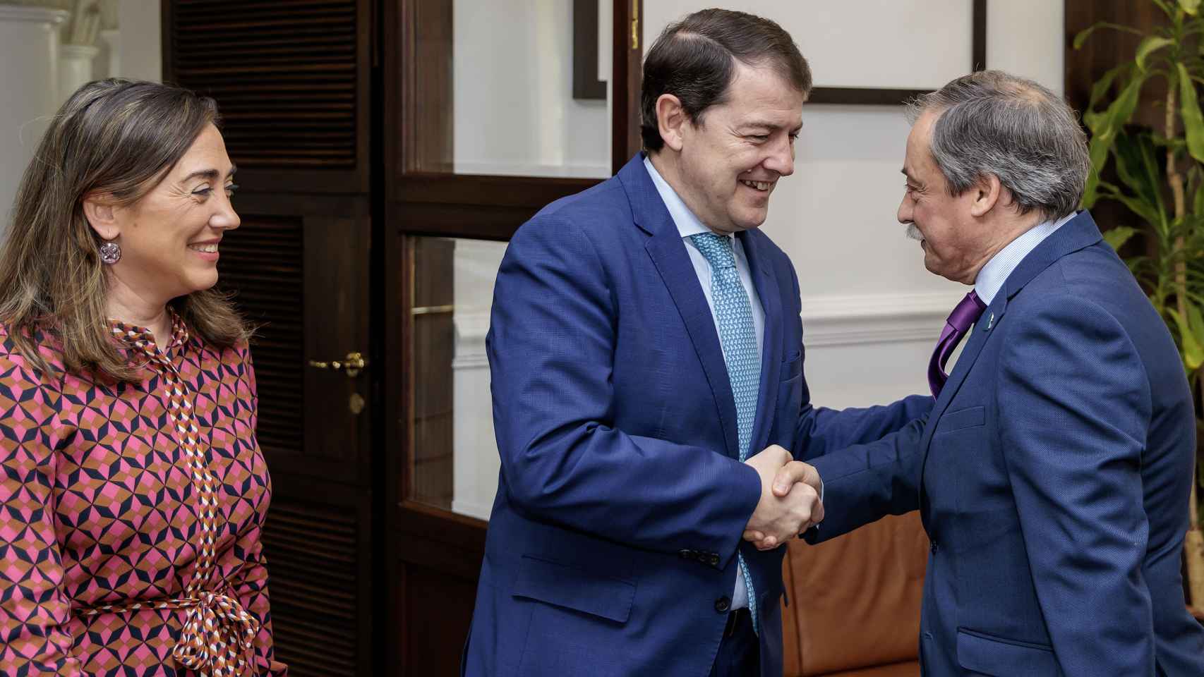 Alfonso Fernández Mañueco saludando a Rafael Álvarez, presidente de la Fundación