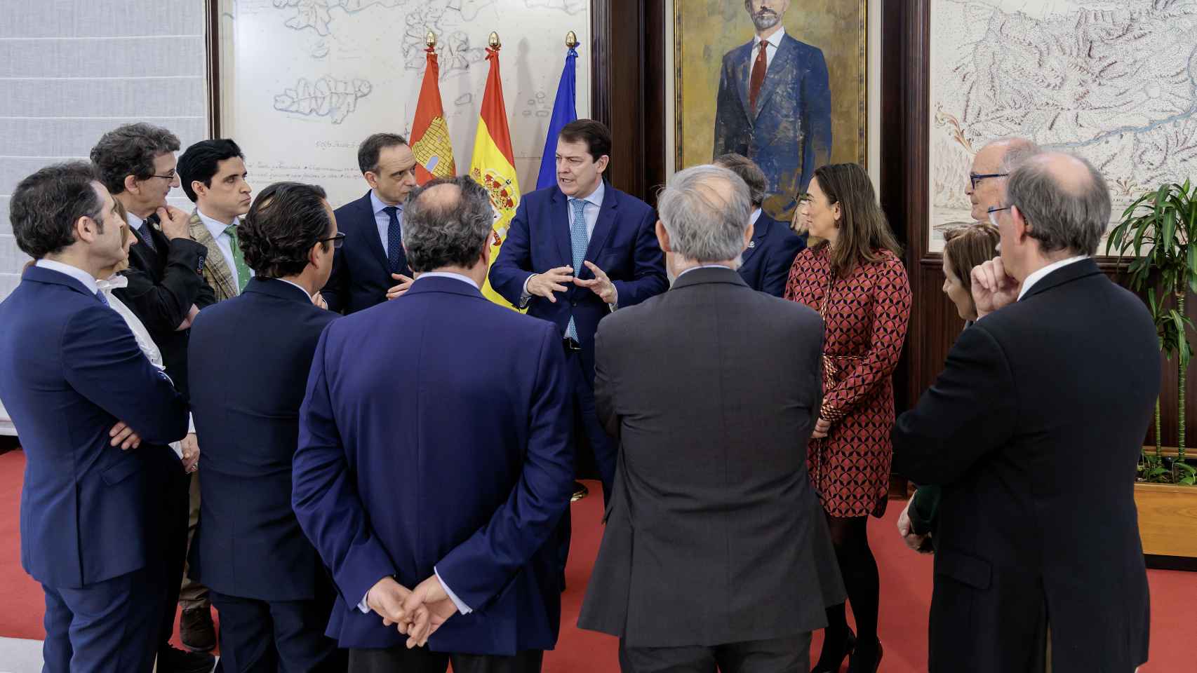 El presidente de la Junta y la consejera de Movilidad, María González Corral, mostrando su compromiso de colaboración