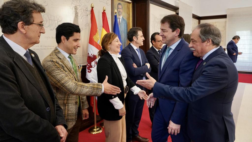 Mañueco saludando a los asistentes junto con el presidente de la Fundación
