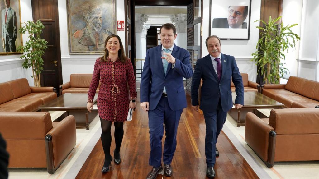 La consejera de Movilidad, el presidente de la Junta y el presidente de la Fundación durante su encuentro