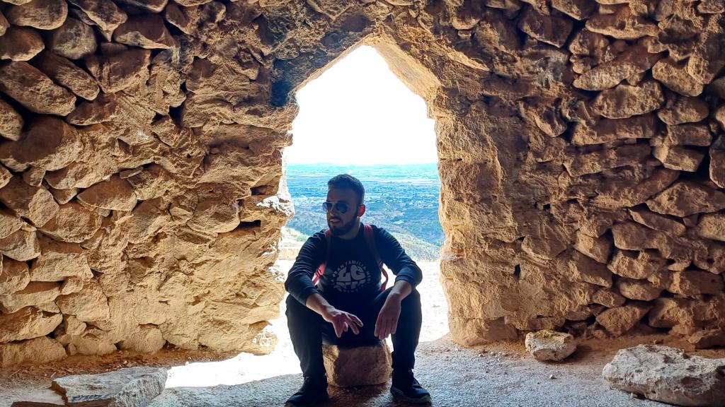 El interior de una de las chozas del yacimiento arqueológico de la Penya Negra.