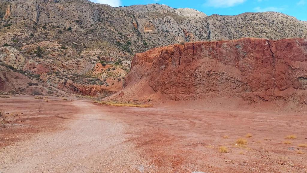 Las calcarenitas de arcilla roja desde abajo.