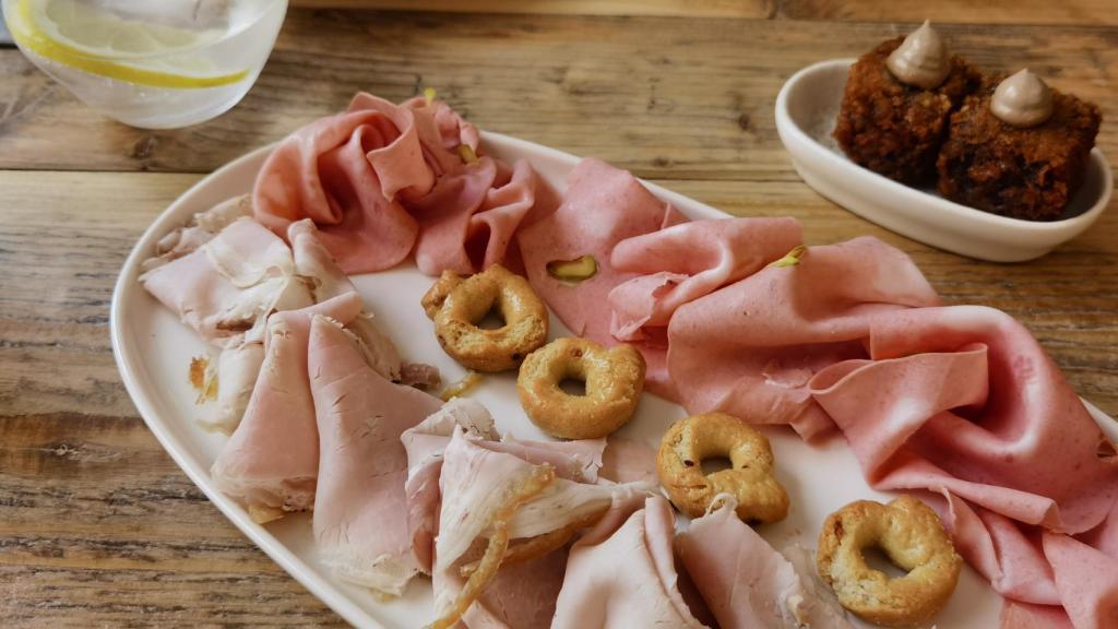 El embutido y las croquetas de carrillera.