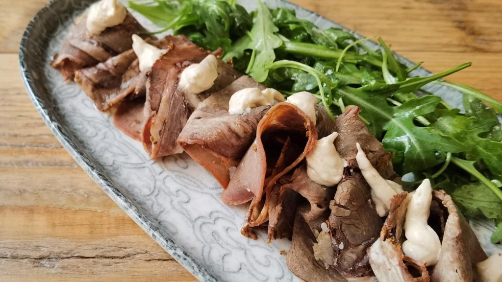 El vitel toné de lengua que prepara El Santo de Alicante.