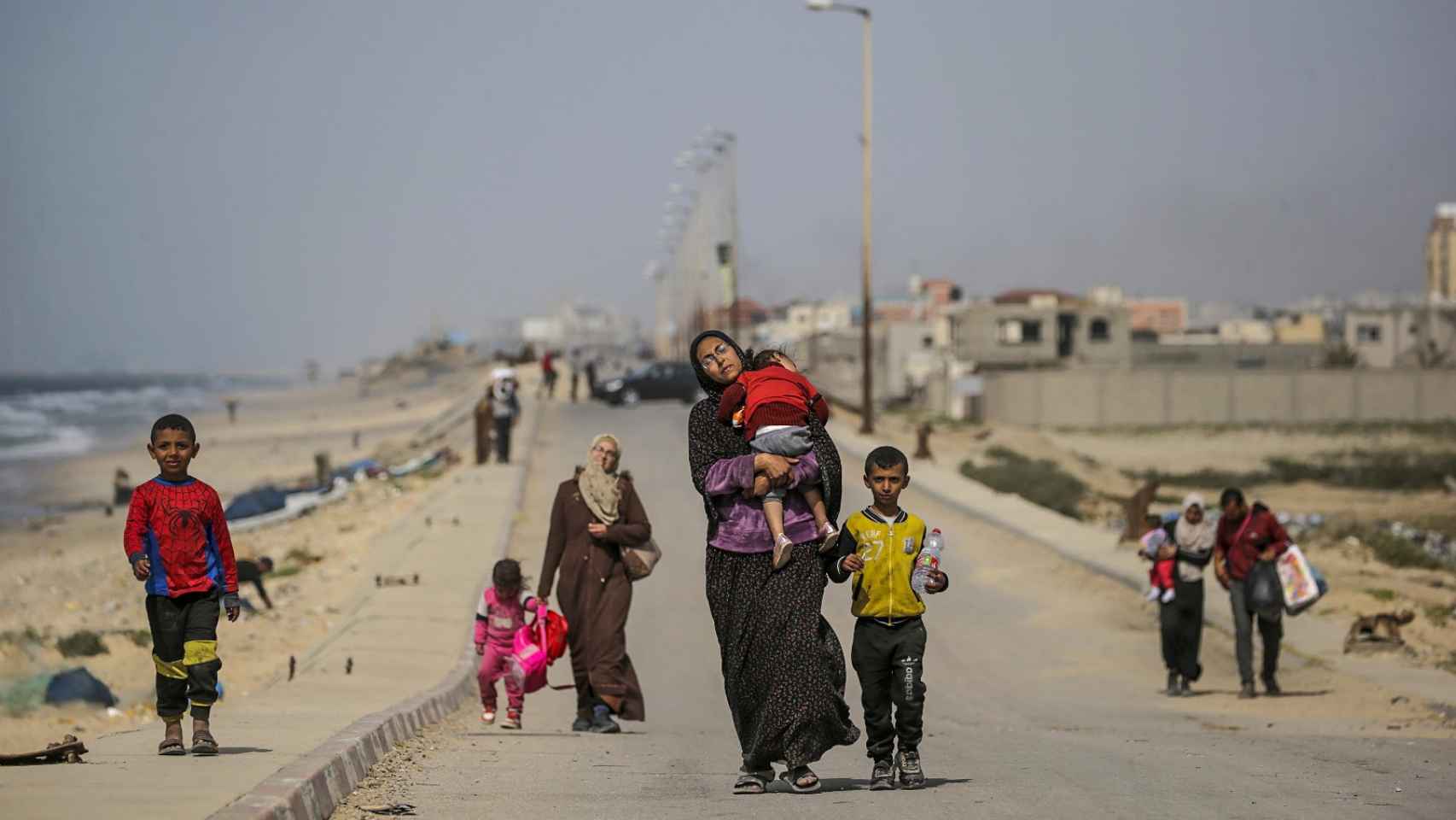 Una familia palestina se dirige hacia el sur de Gaza.