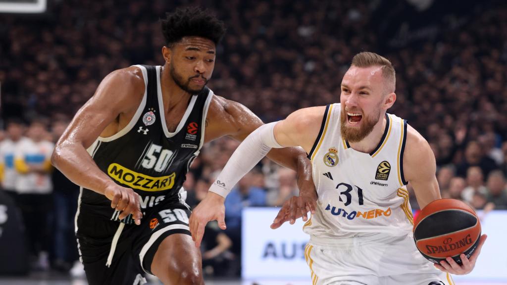 Hezonja se lleva la bola en el partido ante el Partizán.