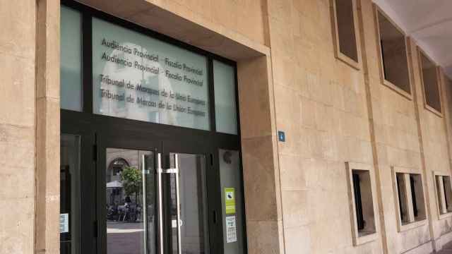La Audiencia de Alicante, en la imagen, condena por agresión sexual y contra la salud pública a un hombre de 33 años.