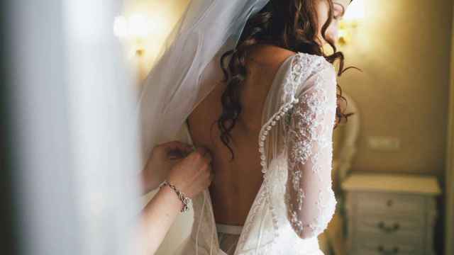 Una mujer con su vestido de novia, en una imagen de archivo.
