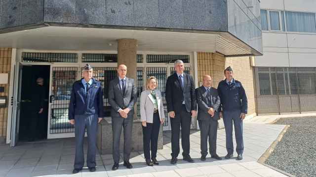 La secretaría de Estado de Defensa, Amparo Valcarce, con el consejero delegado de Indra, José Vicente de los Mozos, junto al alcalde de León, José Antonio Diez