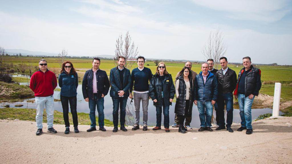 La presidenta de la CHD, María Jesús Lafuente, junto con los alcaldes visitando las localidades abulenses afectadas