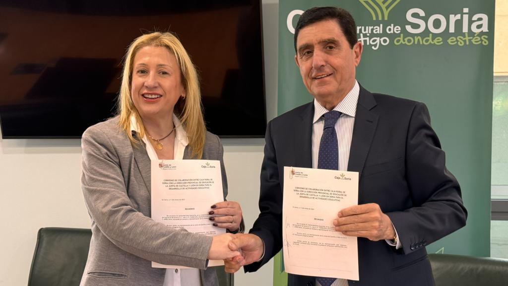 El presidente de Caja Rural de Soria, Carlos Martínez Izquierdo; y la delegada territorial de la Junta de Castilla y León en Soria, Yolanda de Gregorio