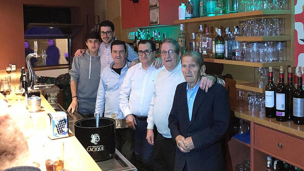 Ángel junto a toda su familia, incluido su padre, en el Bar Feliche