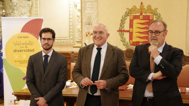 El alcalde de Valladolid, Jesús Julio Carnero, el concejal Rodrigo Nieto,y el catedrático Fernando Rey, presiden el acto institucional con motivo del Día Internacional para la eliminación de la Discriminación Racial y Étnica.