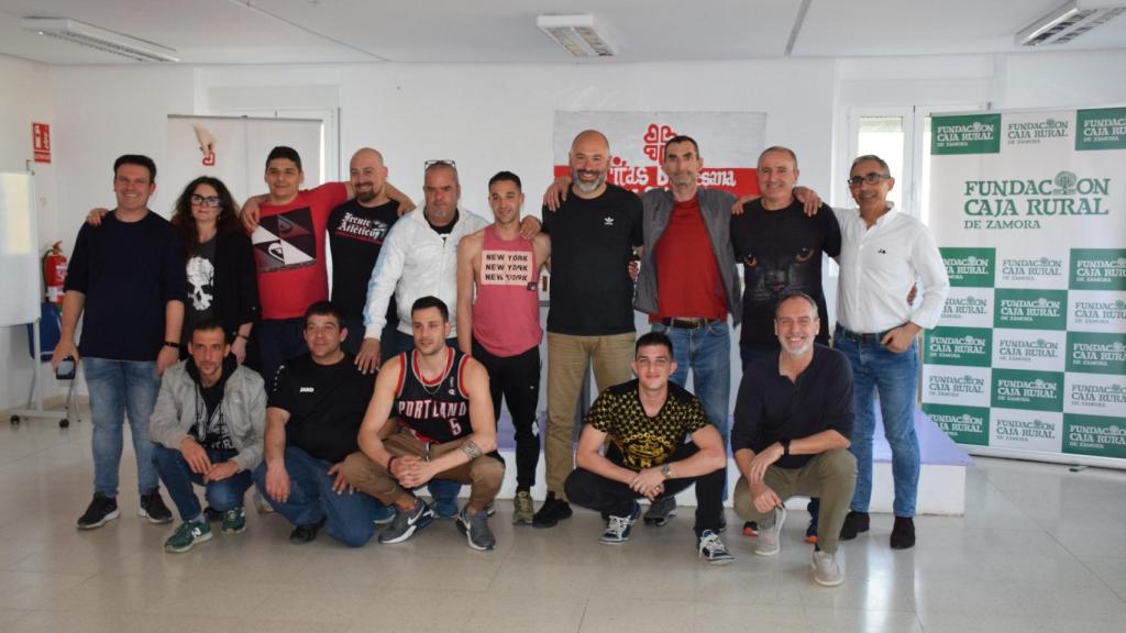David Movilla, entrenador del Zamora CF, con los participantes de la Comunidad Terapéutica, Proyecto Hombre, de Cáritas Diocesana de Zamora