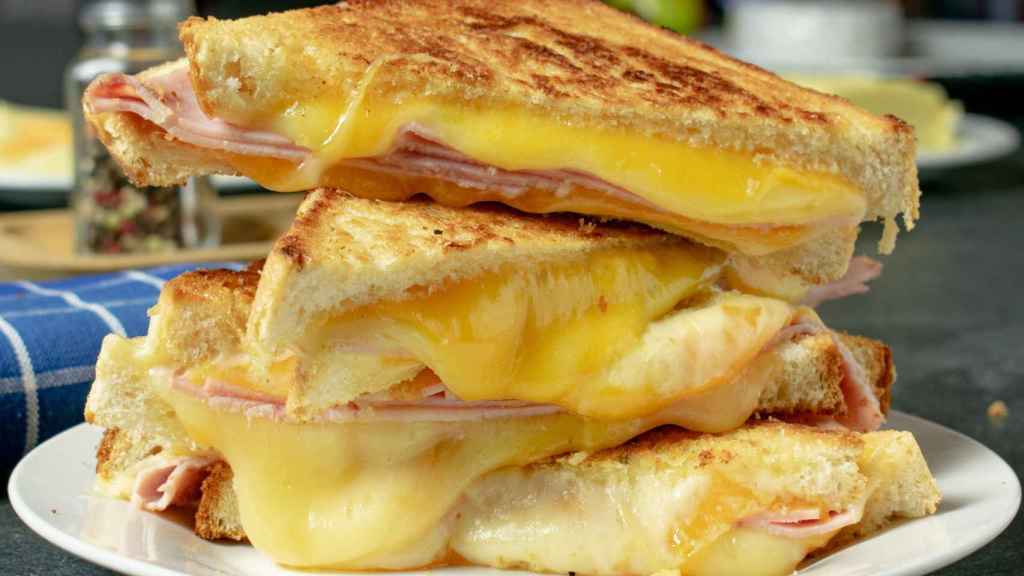 Un sandwich mixto con el queso perfectamente fundido