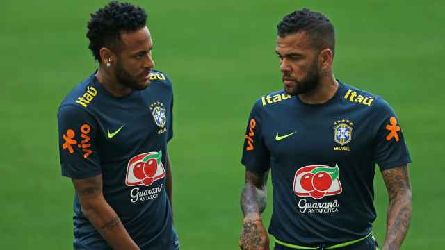 Neymar y Dani Alves, en un entrenamiento de la selección brasileña en 2019.