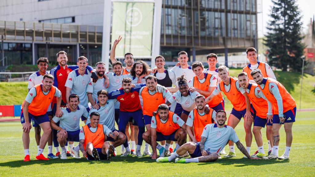Foto grupal de la Selección en la previa del partido ante Colombia.