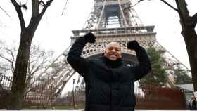 Ray Zapata posa con la Torre Eiffel de fondo.