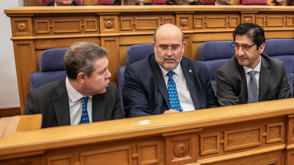 Emiliano García-Page, en la bancada del Gobierno regional en las Cortes de Castilla-La Mancha durante el último pleno