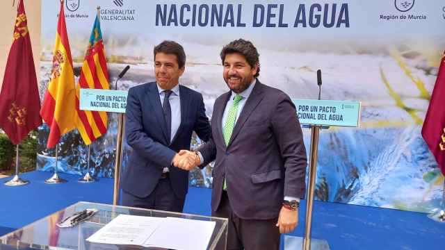 López Miras y Carlos Mazón, este jueves, firmando el manifiesto para reivindicar un Pacto Nacional del Agua.