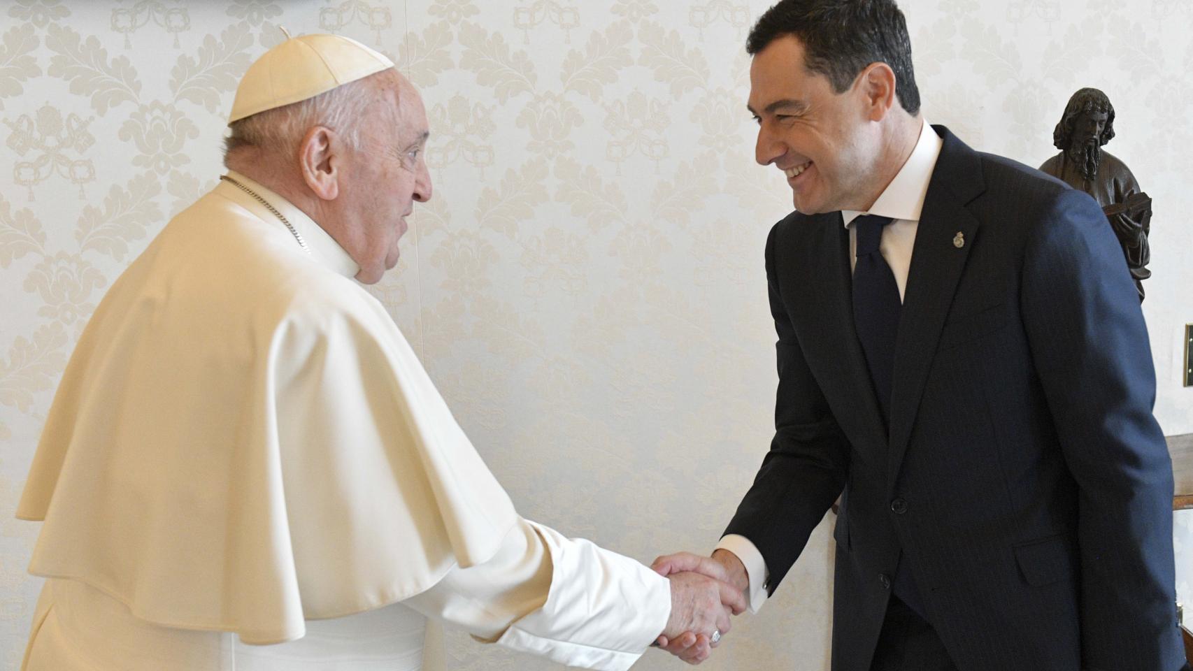 El presidente de la Junta de Andalucía, Juanma Moreno, saluda al Papa tras recibirlo en el Vaticano.