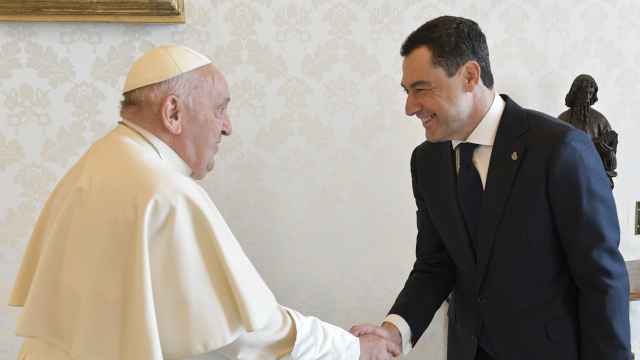 El presidente de la Junta de Andalucía, Juanma Moreno, saluda al Papa tras recibirlo en el Vaticano. con más cofradías