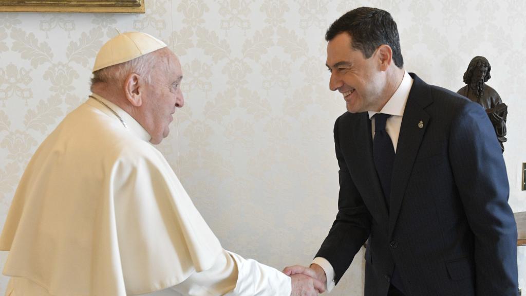 El presidente de la Junta de Andalucía, Juanma Moreno, saluda al Papa tras recibirlo en el Vaticano. con más cofradías