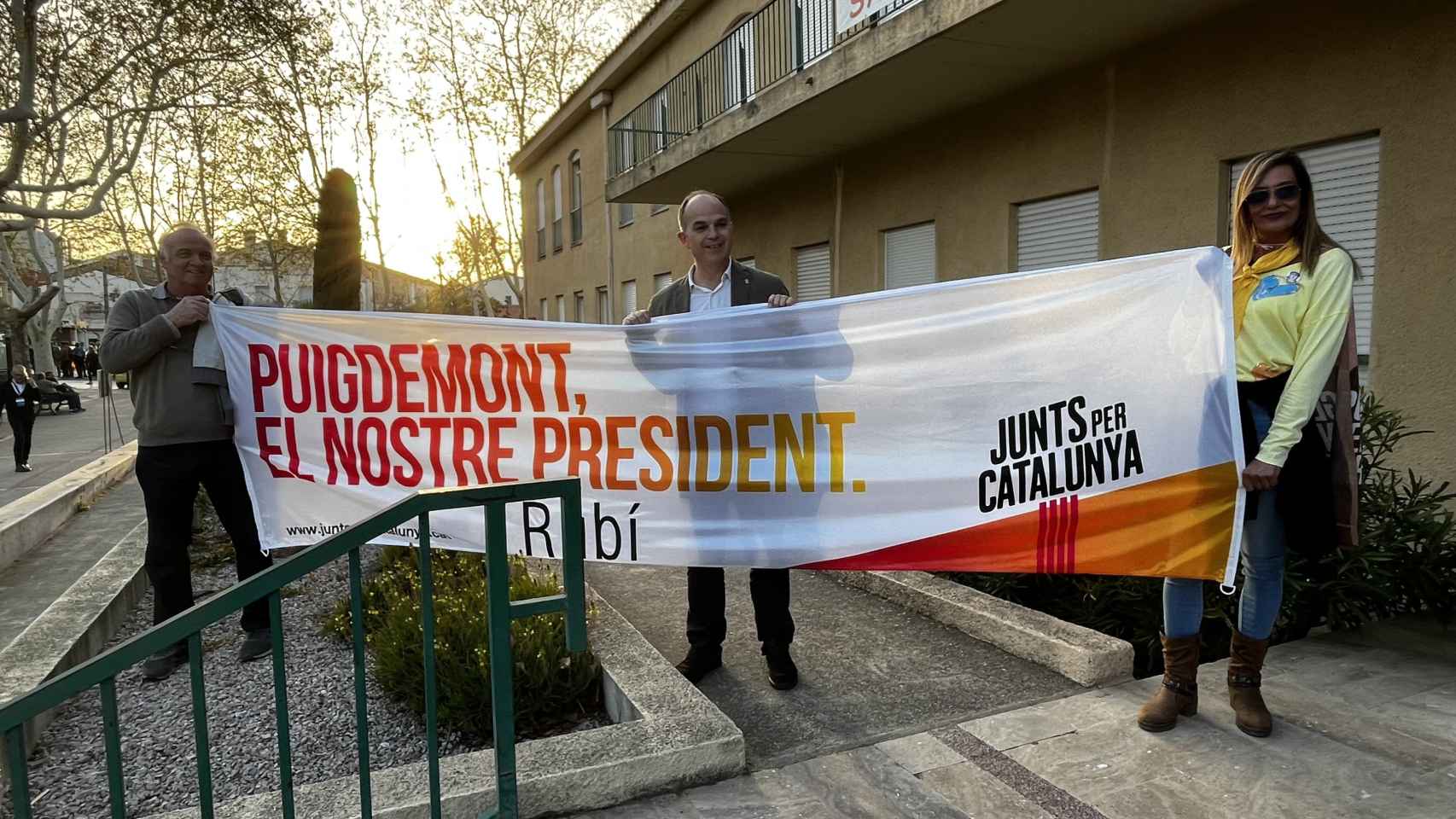 Jordi Turull, secretario general de Junts, sostiene una pancarta de Puigdemont, este jueves en Elna (Francia).