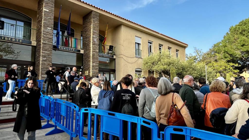 Cientos de fieles de Puigdemont se agolpaban tres horas antes, este jueves, ante el Ayuntamiento de Elna (Francia).