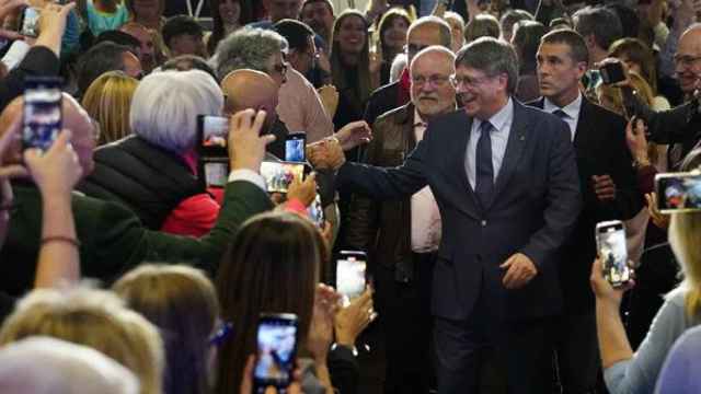 Carles Puigdemont saluda a los asistentes, este jueves a su llegada al ayuntamiento de Elna (Francia).