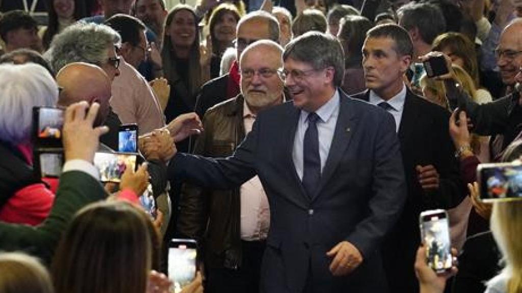 Carles Puigdemont saluda a los asistentes, este jueves a su llegada al ayuntamiento de Elna (Francia).