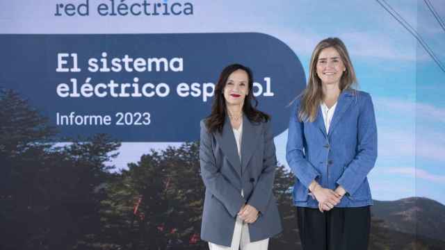 La presidenta de Redeia, Beatriz Corredor, y la secretaria de Estado de Energía, Sara Aagesen, durante la presentación del Informe del sistema eléctrico español 2023 y el Informe de energías renovables 2023.