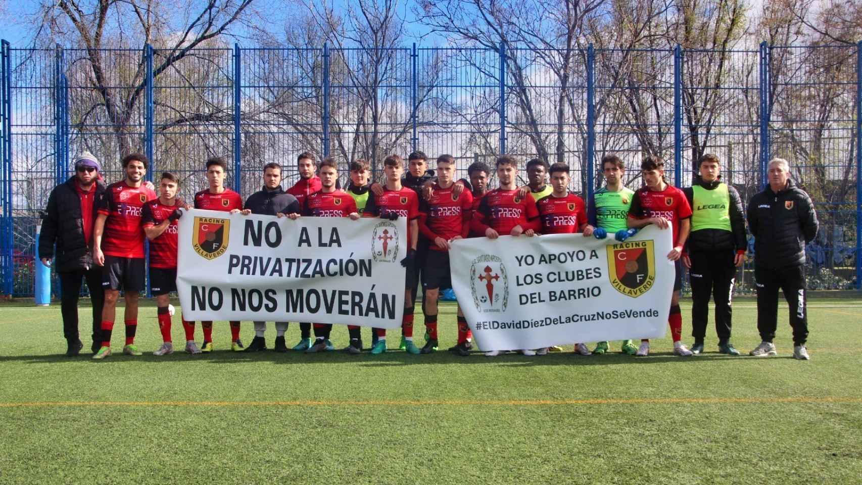 Jugadores de fútbol muestran su apoyo a los clubes Racing Villaverde y Santiago Apóstol, de Butarque.